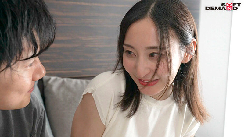 都会の喧騒に紛れてもひときわ目立つ長崎生まれの清楚な奥さん 足立友梨 32歳 AV DEBUT - サンプル画像 - 6