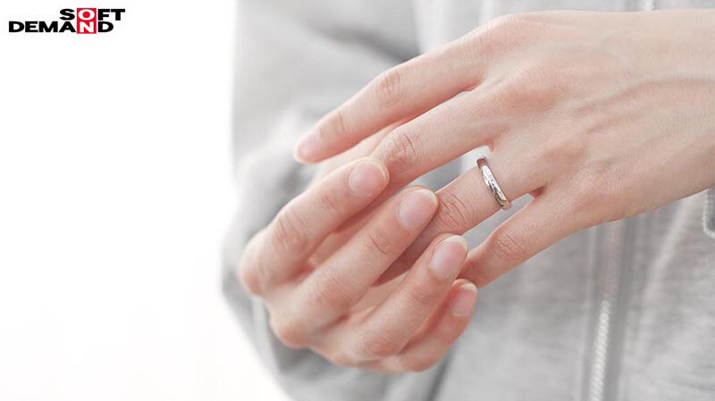 初めての複数プレイでイカされて全身愛液まみれ 最高に敏感なママが大絶頂 緊張の責められAV体験 家庭を一番に想いながら、他人とエッチを辞められない 私はダメな母親ですか？ 玉井晴香 33歳 第3章 - サンプル画像 - 4