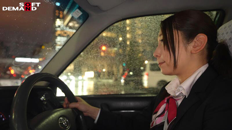 SNS総フォロワー9万人 人妻女性タクシードライバー 春木蘭子 45歳 AVDEBUT「丁寧な接客を心掛けていますが乱暴な不倫SEXが大好きです」 - サンプル画像 - 15