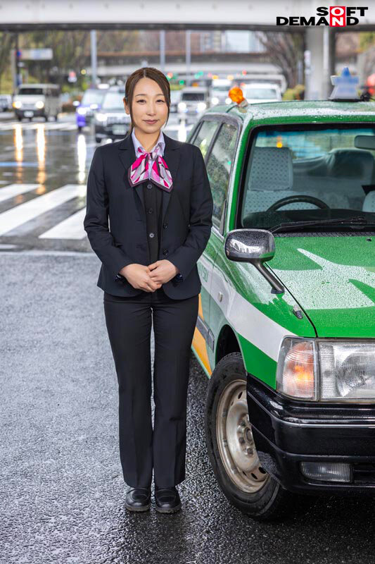 SNS総フォロワー9万人 人妻女性タクシードライバー 春木蘭子 45歳 AVDEBUT「丁寧な接客を心掛けていますが乱暴な不倫SEXが大好きです」 - サンプル画像 - 2