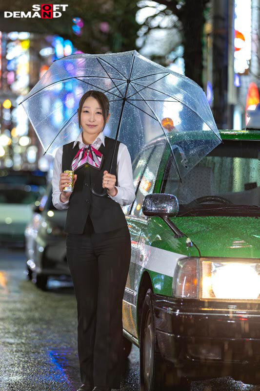 SNS総フォロワー9万人 人妻女性タクシードライバー 春木蘭子 45歳 AVDEBUT「丁寧な接客を心掛けていますが乱暴な不倫SEXが大好きです」 - サンプル画像 - 3