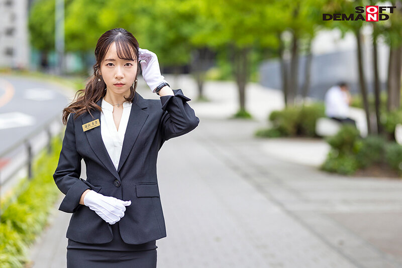 スーツを脱いだらメス丸出し。アクメまでがチョロい早漏デカ尻ヤリマン姉さん。 東京都新宿区■■百貨店・宝石販売員 出し尽くすまで潮を吹く遠山まきさん（仮名・28歳）仕事終わりに1週間密着AVデビュー - サンプル画像 - 2