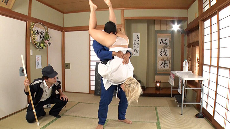 わいせつ行為対策護身術「感じてる顔を見せてはいけません」感じてると暴漢をつけあがらせる！何をされても無反応 - サンプル画像 - 14