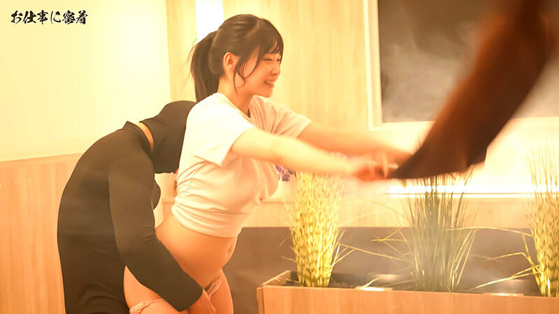 「私のアウフグースを堪能ください。」 サウナで挿入されても汗だくで平然とタオルで仰ぎ続ける女性熱波師 - サンプル画像 - 3