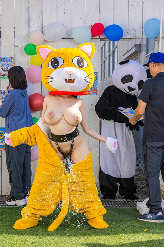 着ぐるみスターになりたくて どんなに突かれまくっても無反応を貫く中の人は爆乳美女だった 小坂ひまり - サンプル画像 - 1