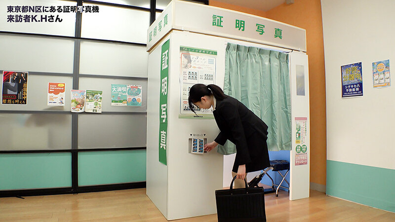 ここで撮影した写真を貼れば絶対合格するというピストンバイブ証明写真ボックス2リクルートスーツの女子大生がどんなに突かれても笑顔をキープ - サンプル画像 - 9