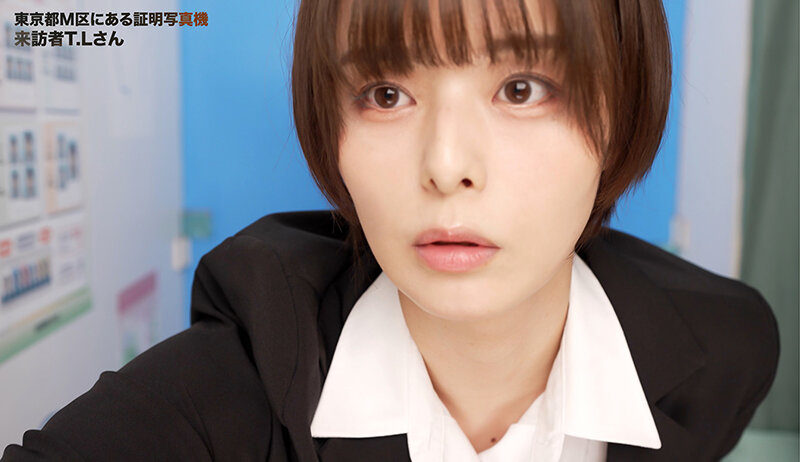 ここで撮影した写真を貼れば絶対合格するというピストンバイブ証明写真ボックス2リクルートスーツの女子大生がどんなに突かれても笑顔をキープ - サンプル画像 - 10