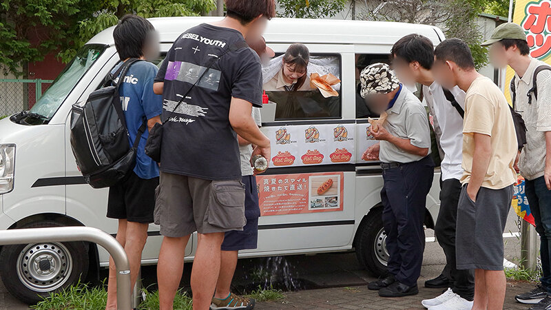 人気 AV 女優が挑戦！イカサレ屋台の中で 潮吹きながらホットドッグ売ってください！逢月ひまり 小坂ひまり - サンプル画像 - 15