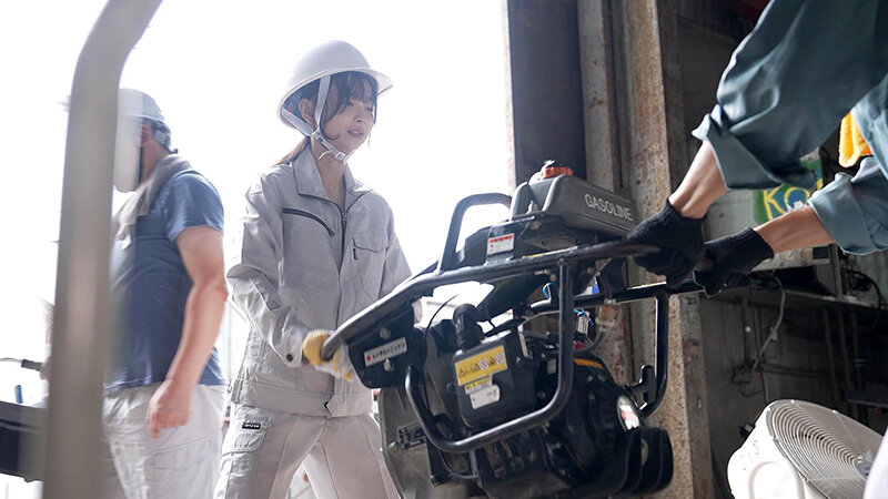 ピストンバイブ解体女子‘実習’という名のシゴキにもめげずに男社会で解体工を目指す純朴研修生に密着 - サンプル画像 - 1