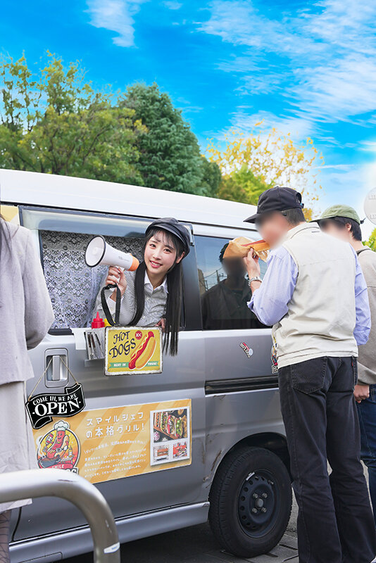人気AV女優が挑戦！イカサレ屋台の中で潮吹きながらホットドッグ売ってください！小野坂ゆいか望月つぼみ - サンプル画像 - 1