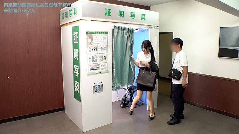 SGKI-038 ここで撮影した写真を貼れば絶対合格するというピストンバイブ証明写真ボックス リクルートスーツの女子大生がどんなに突かれても笑顔をキープ - サンプル画像 - 4