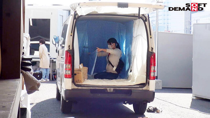 ロケ現場で撤収作業中の女ADに突撃・野球拳！制作部新岡なつみ - サンプル画像 - 3