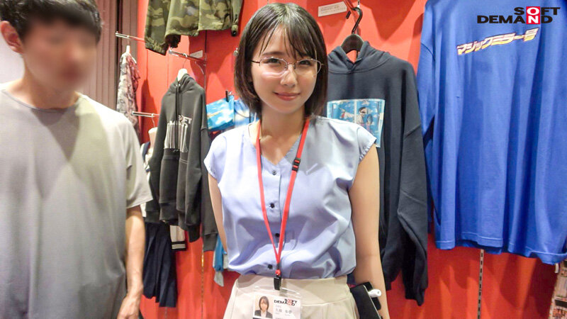 服の中身は色白、巨乳、パイパンの三冠王 得意気にジャンケンメガネ女子とSOD本社のエントランスで… SOD女子社員 ハダカになるより恥ずかしい脱ぎキャンBOX野球拳 営業部2年目 久保歩夢 - サンプル画像 - 2