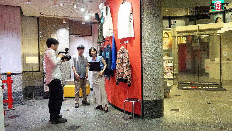 服の中身は色白、巨乳、パイパンの三冠王 得意気にジャンケンメガネ女子とSOD本社のエントランスで… SOD女子社員 ハダカになるより恥ずかしい脱ぎキャンBOX野球拳 営業部2年目 久保歩夢 - サンプル画像 - 3