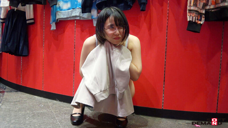 服の中身は色白、巨乳、パイパンの三冠王 得意気にジャンケンメガネ女子とSOD本社のエントランスで… SOD女子社員 ハダカになるより恥ずかしい脱ぎキャンBOX野球拳 営業部2年目 久保歩夢 - サンプル画像 - 8