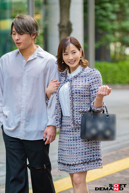 高級スーツを身にまとい化粧品のいい匂いがする芸能プロダクションの女社長が買い物不倫デート中に理性がぶっ飛びオマ●コがバカになるまで激ピス懇願 古東まりこ - サンプル画像 - 2
