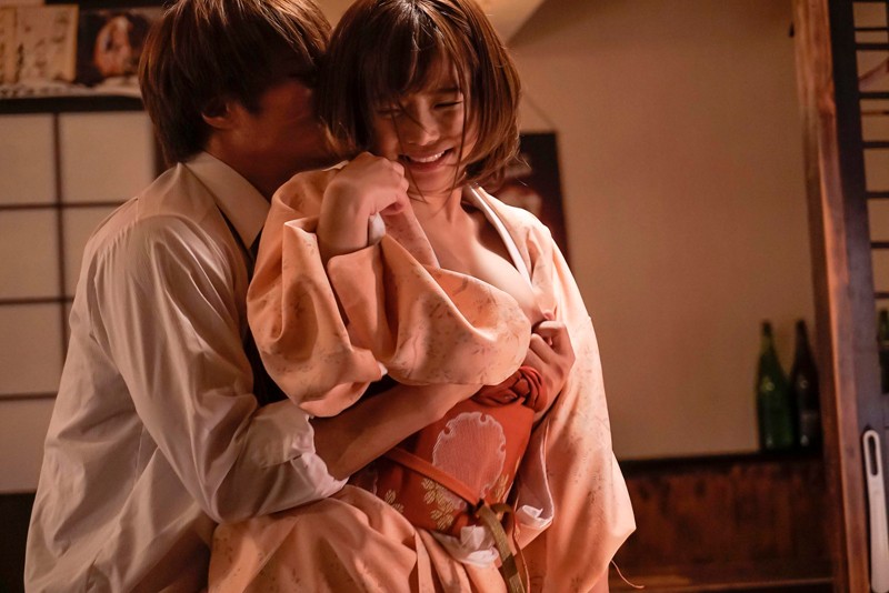 紗倉まな おしどり夫婦がこじんまり営む小料理屋NTR 常連客の一人と恋仲になってしまった女将 - サンプル画像 - 10