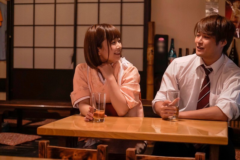 紗倉まな おしどり夫婦がこじんまり営む小料理屋NTR 常連客の一人と恋仲になってしまった女将 - サンプル画像 - 9