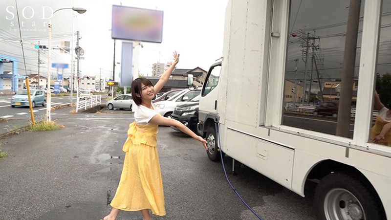 地元にマジックミラー号が来てロケをやっていたのでのぞきにいってみるとなんとそこには憧れの唯井まひろちゃんが！？ 突然大好きなAV女優と2人きり！ハッピーサプライズ童貞筆下ろしSP - サンプル画像 - 3