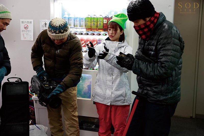 ロケ帰り相部屋NTR 大雪で東京に帰れなくなったお天気お姉さんが、仕事の愚痴を聞いてくれる新人ADと妊娠するまで中出ししまくった一晩。 唯井まひろ - サンプル画像 - 2