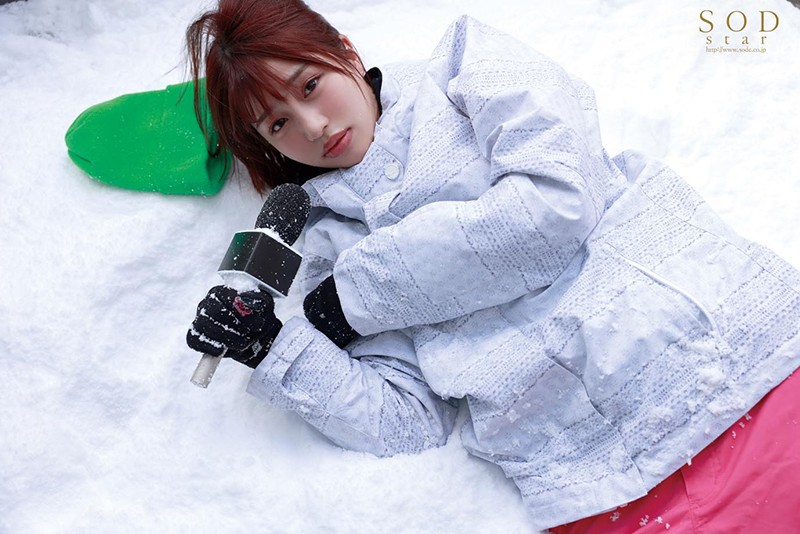 ロケ帰り相部屋NTR 大雪で東京に帰れなくなったお天気お姉さんが、仕事の愚痴を聞いてくれる新人ADと妊娠するまで中出ししまくった一晩。 唯井まひろ - サンプル画像 - 3