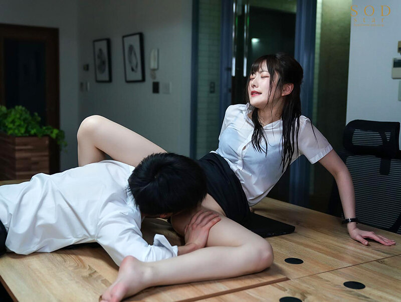 ゲリラ豪雨の夜に憧れの女上司と会社で2人きり…帰れなくなった僕らは朝までSEXしまくった 青空ひかり - サンプル画像 - 5