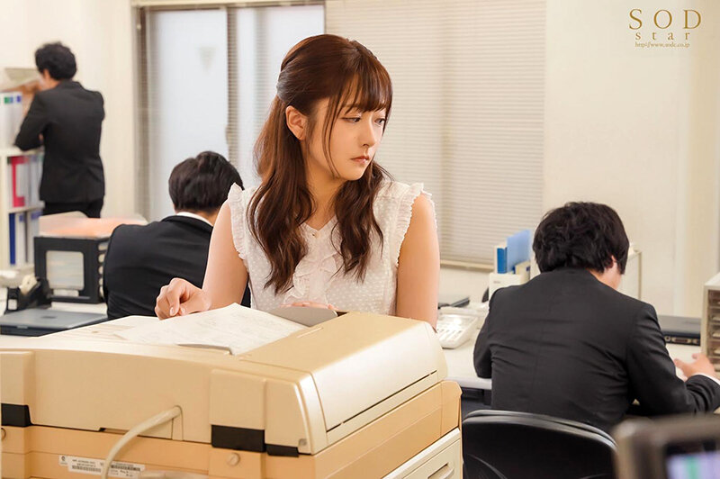 「ほんとは君が好きだったのに…」さっさと告白してくれない同期（幼馴染）の目の前で上司と見せつけSEXをしてしまう私… 青空ひかり - サンプル画像 - 2