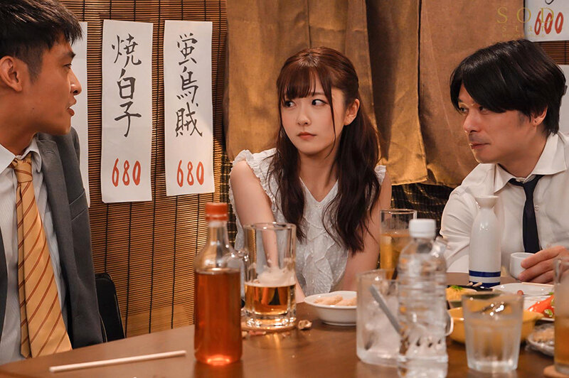 「ほんとは君が好きだったのに…」さっさと告白してくれない同期（幼馴染）の目の前で上司と見せつけSEXをしてしまう私… 青空ひかり - サンプル画像 - 3