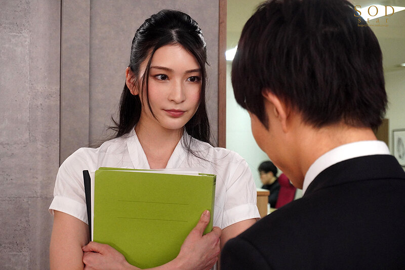 ねぇ…ここで激しいKissしたら興奮すると思わない？バレたらヤバい場所でベロチュウしまくる変態誘惑お姉さん 本庄鈴 - サンプル画像 - 13