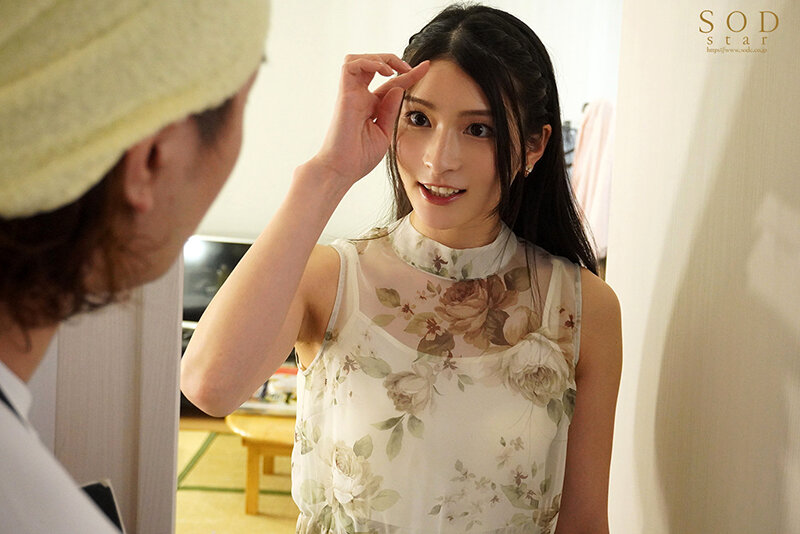 ねぇ…ここで激しいKissしたら興奮すると思わない？バレたらヤバい場所でベロチュウしまくる変態誘惑お姉さん 本庄鈴 - サンプル画像 - 19