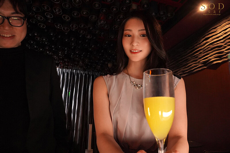 ねぇ…ここで激しいKissしたら興奮すると思わない？バレたらヤバい場所でベロチュウしまくる変態誘惑お姉さん 本庄鈴 - サンプル画像 - 8