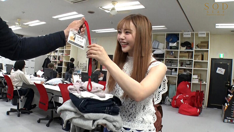 SOD本社で一日AD体験！ 制作部アシスタントディレクターになった小倉由菜が知り合い訪問者を目の前にずっとハメっぱなし辱め業務 - サンプル画像 - 2