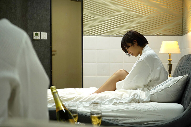 PM7:00チェックインからAM7:00チェックアウトまで中出しセックスに明け暮れた最後のお泊りW不倫 紗倉まな - サンプル画像 - 10