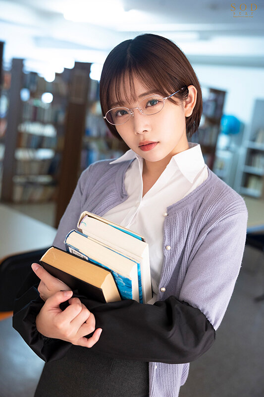 物静かでマジメな図書館司書のお姉さんは、早漏M男をエグい寸止めと焦らしで射精コントロールして楽しんでいました。 紗倉まな - サンプル画像 - 2