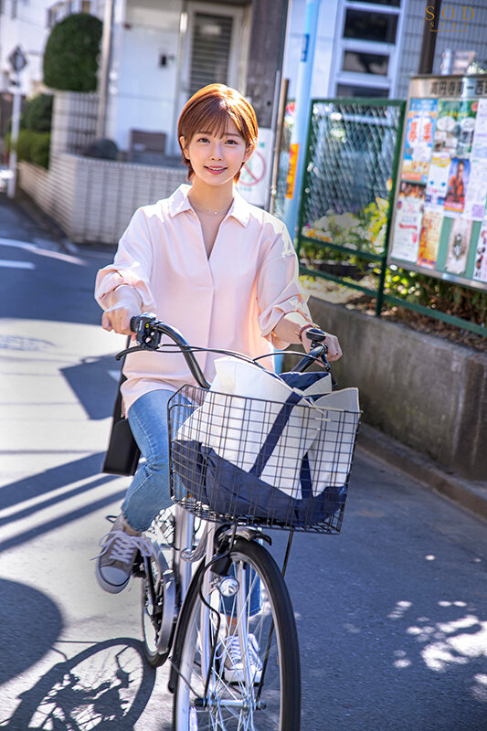 保育園に子供を送ってから迎えまでの8時間…長男のサッカースポ少のコーチと、不倫セックスしまくっている絶倫ママチャリ妻。 紗倉まな - サンプル画像 - 3
