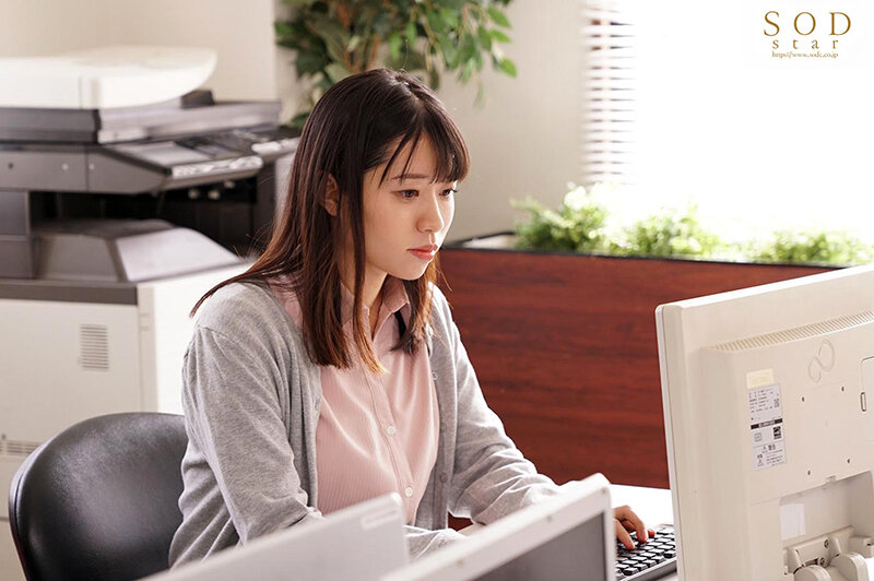 「本当の私は、エッチが大好きな変態です。」取引先のイケイケな男のセクハラがエスカレートして調教NTR 彼氏のいる地味OLが本能解放してイカされまくり絶頂開発！ 浜辺栞帆 - サンプル画像 - 2