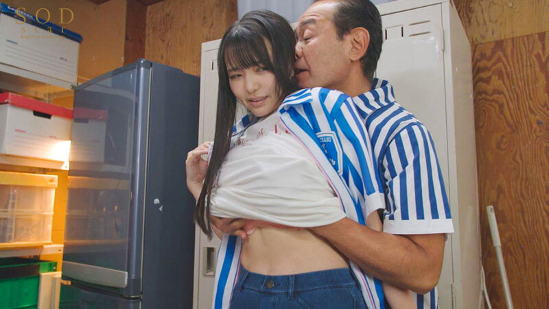 際どいグラビアアイドルをしてた経歴を内定先にバラすと脅されて、大嫌いな店長のいいなりに… 恋渕ももな - サンプル画像 - 5