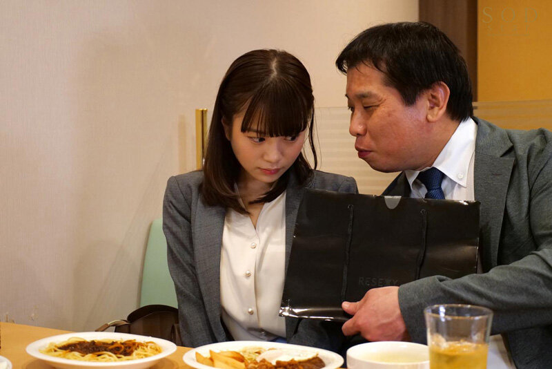 【夏といえば水着！SODstar全員ビキニ祭】絶倫教頭（55歳独身）にメンズエステ店勤務がバレて粘着ベロチュウと本番強要で犯●れ続ける体育教師 天宮花南 - サンプル画像 - 15