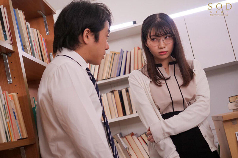 物静かでマジメな図書館司書のお姉さんは、早漏M男をエグい寸止めと焦らしで射精コントロールして楽しんでいました。浜辺栞帆 - サンプル画像 - 3