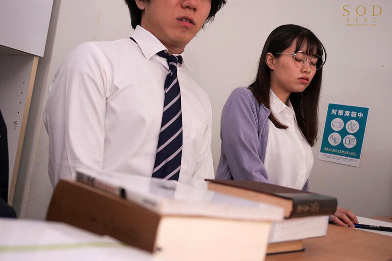物静かでマジメな図書館司書のお姉さんは、早漏M男をエグい寸止めと焦らしで射精コントロールして楽しんでいました。浜辺栞帆 - サンプル画像 - 5