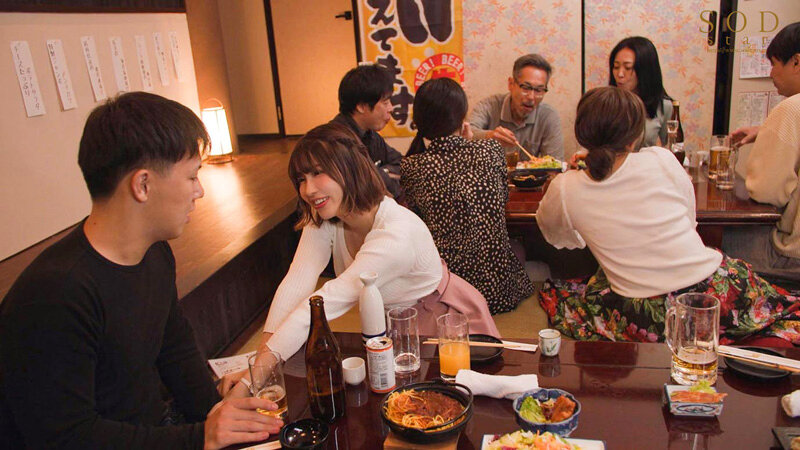 酔うとキス魔になっちゃう若妻と町内会の忘年会で旦那に隠れて何度もベロちゅう不倫。 唯井まひろ - サンプル画像 - 8