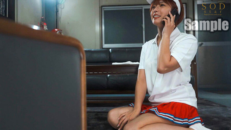 ヒーローショーの司会進行をしている元気で明るいお姉さんのお仕事は、楽屋裏で性欲処理として中出し輪●される事も含まれています。 紗倉まな - サンプル画像 - 4