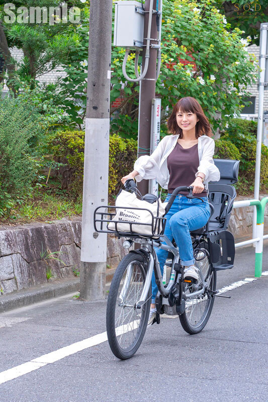 保育園に子供を送ってから迎えまでの8時間 長男のサッカースポ少のコーチと、不倫セックスしまくっている絶倫ママチャリ妻。 天宮花南 - サンプル画像 - 2