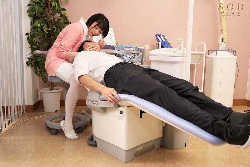 キス魔な歯科助手夏目さん、治療中も治療後も患者様を強引ベロチュウで誘い、痛みも飛ぶほどの性交で精液絞り取る 夏目響 - サンプル画像 - 7
