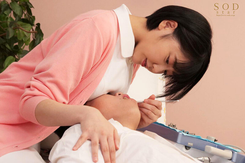 キス魔な歯科助手夏目さん、治療中も治療後も患者様を強引ベロチュウで誘い、痛みも飛ぶほどの性交で精液絞り取る 夏目響 - サンプル画像 - 8