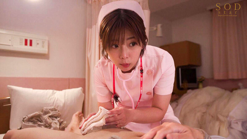 消灯時間を過ぎたら即尺フェラチオ！？夜勤の人妻舐めしゃぶりナースがチ○ポを壊しにやってきた！！ 紗倉まな - サンプル画像 - 4