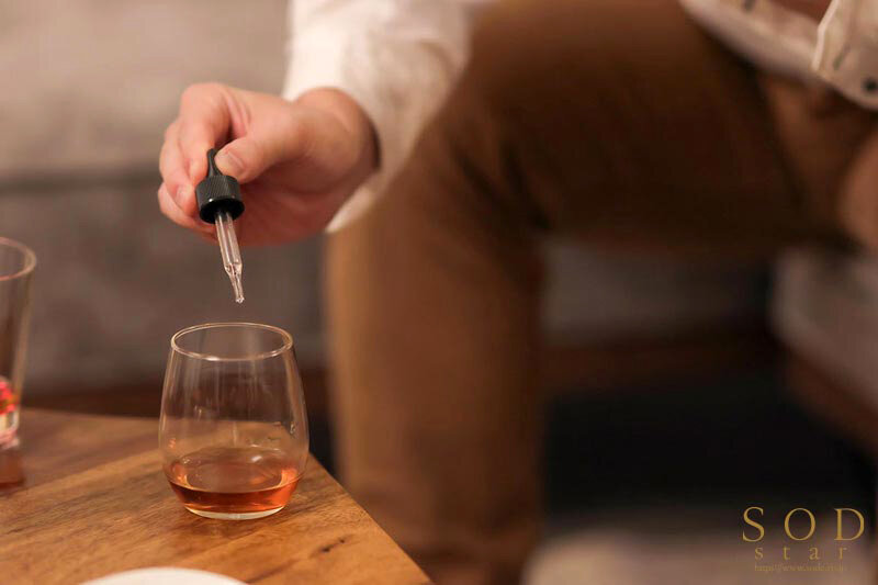 高級タワーマンションへ引っ越してきた新妻が金持ち男たちの道楽のターゲットになり媚●付けにされ性玩具化。キメセク乱交パーティで唾液をダラダラ垂らしながらひたすらにチ●ポを求めるまでに快楽堕ち。 神木麗 - サンプル画像 - 5