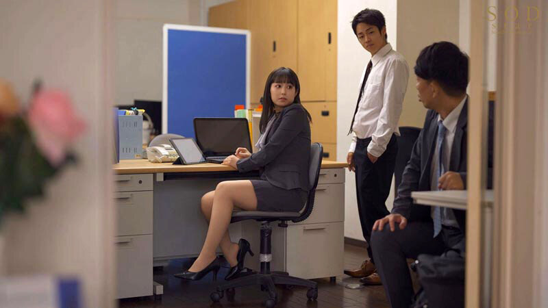 仲の良い会社の同期2人（男）と飲んだら、エロい雰囲気になって宅飲み3P。その後も関係が続いて…オフィス、自宅で、ハメまくった美人OL 矢埜愛茉 - サンプル画像 - 11