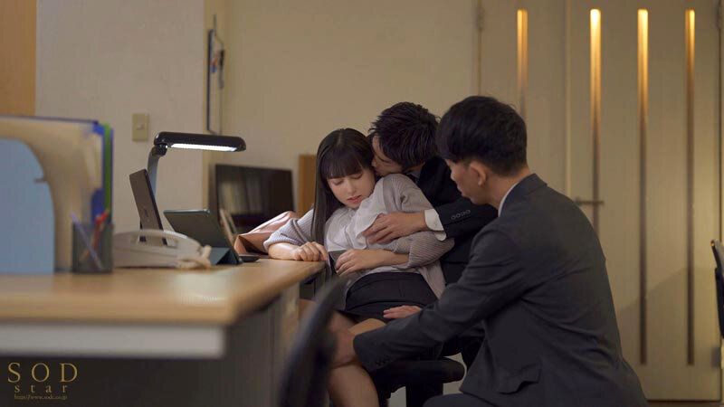 仲の良い会社の同期2人（男）と飲んだら、エロい雰囲気になって宅飲み3P。その後も関係が続いて…オフィス、自宅で、ハメまくった美人OL 矢埜愛茉 - サンプル画像 - 18