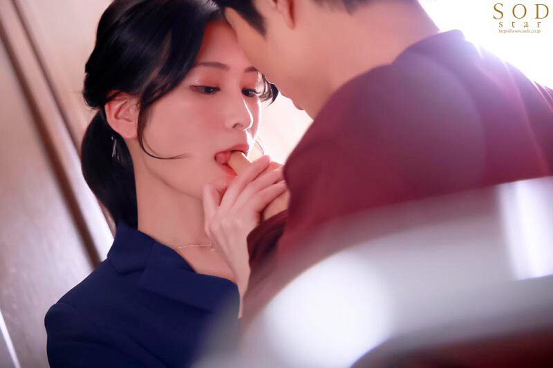 同棲するため物件を内見にきたカップルの彼氏を寝取って生ハメ中出しさせる淫乱美脚な不動産レディ 本庄鈴 - サンプル画像 - 15